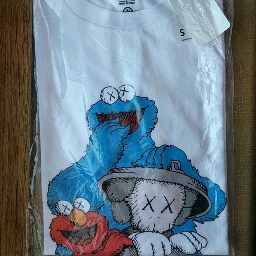 UNIQLO KAWS X SESAME STREET T-SHIRT